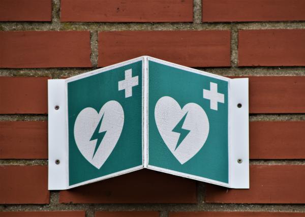 A sign indicating the presence of a resuscitation machine. Photo by Waldemar on Unsplash